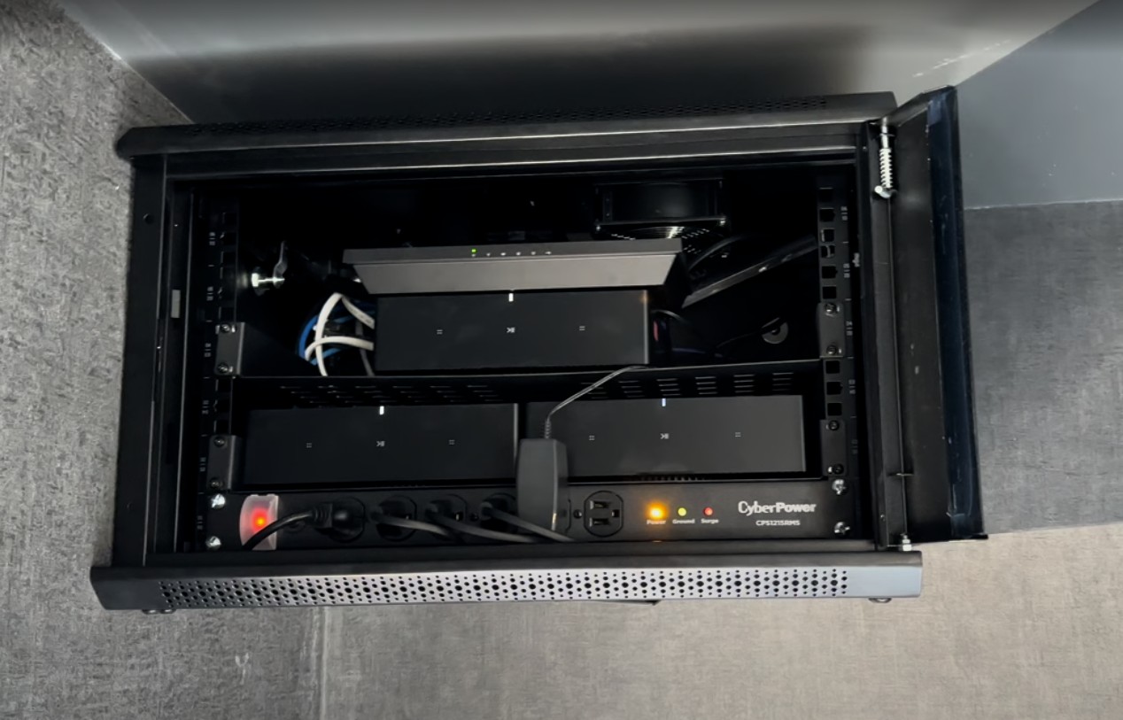 Sonos multi-zone rack — 3 amps with CyberPower UPS